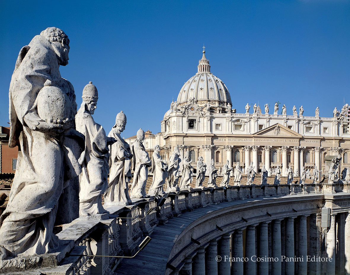 Рим площадь святого. Колоннада собора Святого Петра. Скульптуры собора Святого Петра Ватикан.